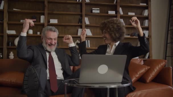 Радісний Бізнесмен Бізнес Леді Святкують Перемогу Або Успіх Ноутбуком Офісі — стокове відео