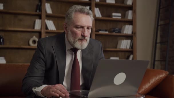 Érett Üzletember Mosolyog Egy Laptopon Dolgozik Egy Elegáns Loft Irodában — Stock videók