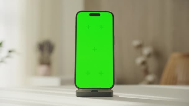 多莉放大垂直智能手机在收费码头上 显示一个绿色的彩色键屏幕 可用于应用程序演示或接口替换 — 图库视频影像