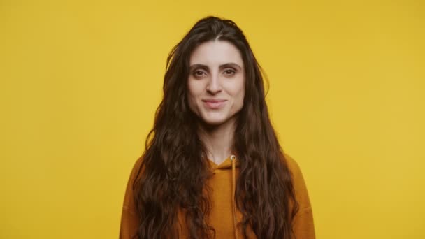 Promienna Kobieta Długimi Włosami Uśmiechnięta Ciepło Żywe Żółte Tło Emanujące — Wideo stockowe