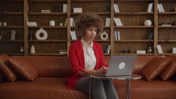 专心致志的女商人在一间设备齐全的办公室休息室里使用笔记本电脑 — 图库视频影像