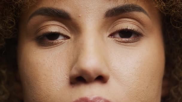 Detallado Primer Plano Una Mujer Ojos Con Belleza Natural — Vídeo de stock