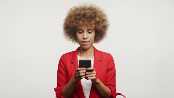 Wanita Muda Menikmati Konten Smartphone Nya Mengatur Terhadap Latar Belakang — Stok Video