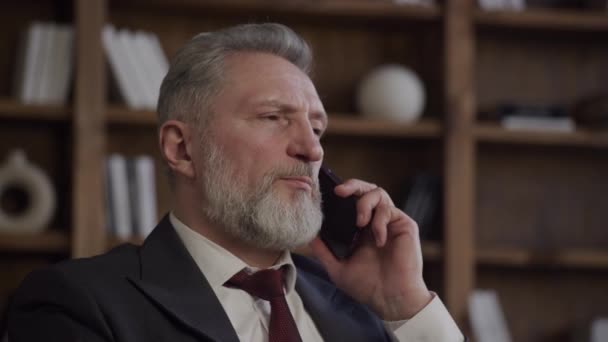 Takım Elbiseli Üst Düzey Yönetici Ofiste Konuşurken Bir Telefon Konuşmasını — Stok video