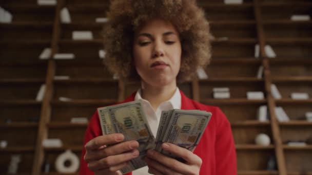 Gericht Vrouw Een Rode Blazer Houden Overwegen Stapels Geld — Stockvideo
