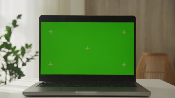 Ein Moderner Laptop Auf Einem Weißen Tisch Mit Grünem Chroma — Stockvideo