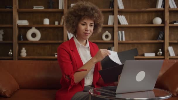 Mulher Profissional Com Documentos Falando Videoconferência Uma Jaqueta Vermelha Espaço — Vídeo de Stock