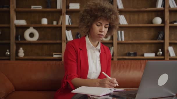 Бізнес Леді Червоному Блістері Робить Нотатки Поруч Своїм Ноутбуком Під — стокове відео