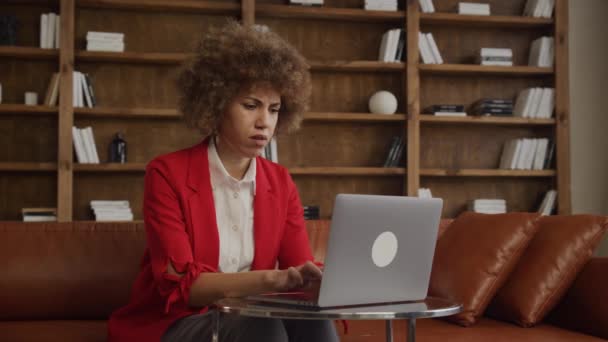 Zamyślona Kobieta Doświadcza Problemów Lub Kłopoty Korzystaniem Laptopa Biurze Poddaszu — Wideo stockowe