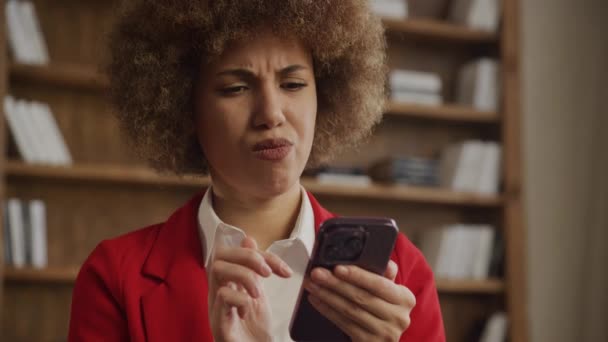 Femme Rouge Avec Les Cheveux Bouclés Perplexe Par Téléphone Bureau — Video