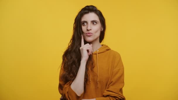 Vrouw Een Gele Hoodie Verloren Gedachten Een Gele Achtergrond — Stockvideo