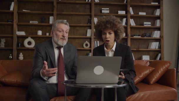 Заинтересованная Бизнес Команда Анализирует Проблемы Ноутбуке Офисе — стоковое видео