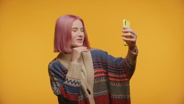 Giovane Donna Con Capelli Rosa Prendendo Selfie Impostato Sullo Sfondo — Video Stock