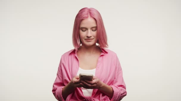 Vrouw Roze Sms Smartphone Witte Achtergrond — Stockvideo