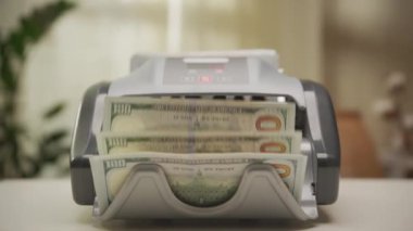 Para Sayma Makinası Dolly Zoom, fatura sayma işlemi 100 dolarlık banknotlar