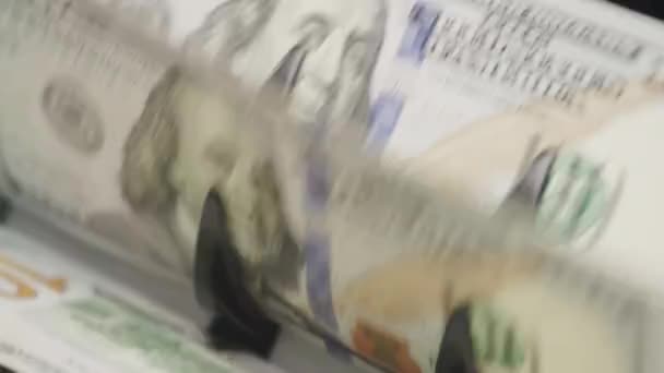 自動化された通貨のカウントマシンのドル紙幣が閉じる — ストック動画