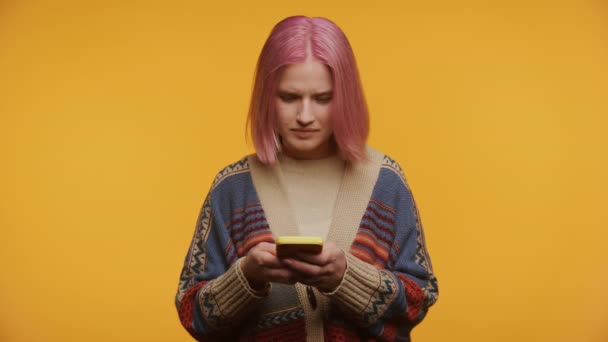 Roze Haar Jonge Vrouw Zoek Bezorgd Tijdens Het Gebruik Van — Stockvideo