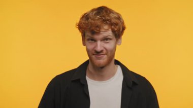 Kıvırcık saçlı genç bir adamın portresi. Kaşları parlak sarı bir arka plana dikilmiş gülümsüyor.