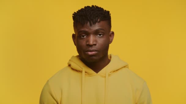 Sarı Kapüşonlu Sakin Genç Adam Tek Renkli Sarı Arka Plana — Stok video