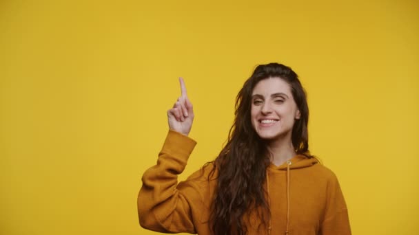マスタードフーディの笑顔の女性 黄色の背景に新しいアイデアを象徴 — ストック動画