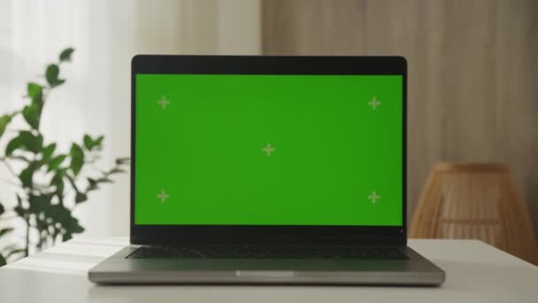 Dolly Ζουμ Σύγχρονο Φορητό Υπολογιστή Ένα Πράσινο Chroma Οθόνη Κλειδί — Αρχείο Βίντεο