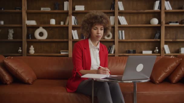 Profesyonel Kadın Çağrı Video Notları Yapıyor Çatı Katında Laptop Kullanarak — Stok video
