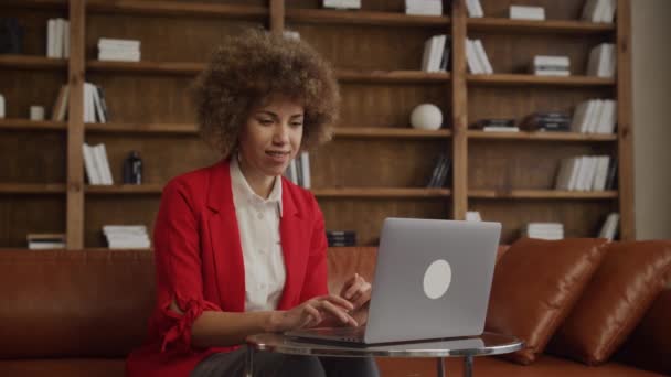 Mujer Negocios Sonriente Utilizando Ordenador Portátil Una Elegante Oficina Loft — Vídeo de stock