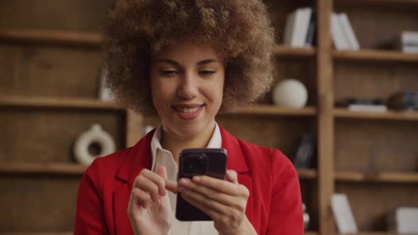 Glada Affärskvinna Interagerar Med Smartphone Kontoret — Stockvideo
