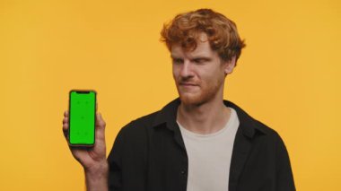 Yeşil Ekran Akıllı Telefonunu Gösteren Adam Sarı Arkaplanda Onaylanmamış Hareketleriyle