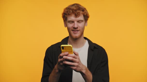 Jeune Homme Avec Une Expression Coûteuse Tenant Smartphone Contemplant Message — Video