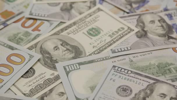 Molteplici Banconote Cento Dollari Distribuite Focalizzate Sulla Ricchezza Finanziaria — Video Stock