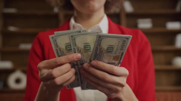 Femme Méconnaissable Rouge Examinant Des Billets Cent Dollars Concentrer Sur — Video