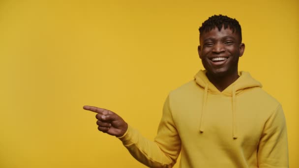 Neşeli Afrikalı Amerikalı Adam Gülüyor Sarı Arka Planı Işaret Ediyor — Stok video