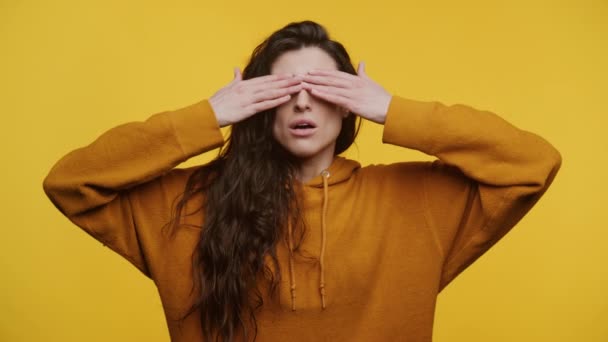 Vrouw Hoodie Bedekkende Ogen Zien Geen Kwaad Gebaar Geïsoleerd Gele — Stockvideo