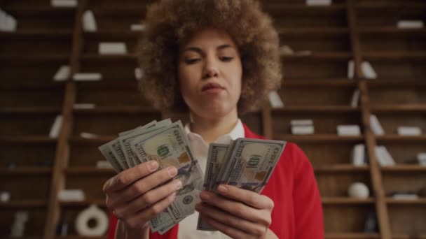 Femeie Roșu Numărând Bani Aspect Pensiv — Videoclip de stoc