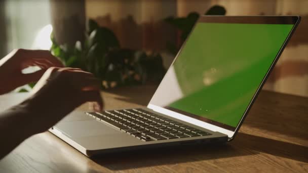 Laptop Zelenou Obrazovkou Sedí Dřevěném Stole Uprostřed Rostlinných Stínů — Stock video