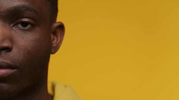 Pohled Zblízka Tvář Mladého Muže Zpola Zakrytou Zvýrazňující Jeho Intenzivní — Stock video
