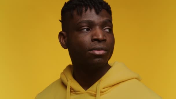 Sarı Kapüşonlu Düşünceli Bir Gencin Yakın Plan Fotoğrafı — Stok video