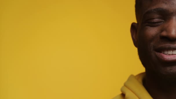Retrato Cerca Medio Rostro Joven Africano Sonriendo Calurosamente Aislado Sobre — Vídeo de stock