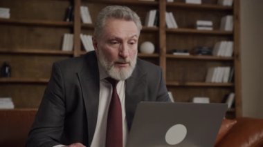 Laptop 'ta Düşünceli Yönetici Okuma Kötü Haberler, borsa çökmesi veya yatırım kaybı konsepti