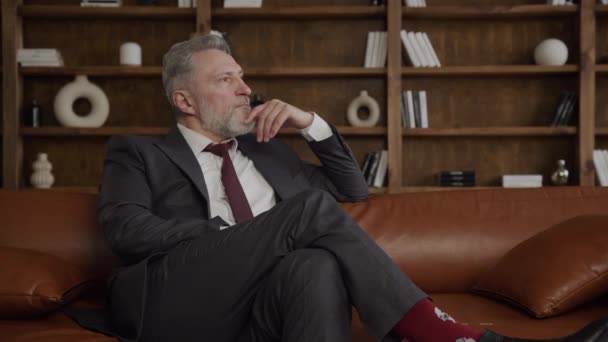 Kontemplativní Vedoucí Pracovník Okamžik Zamyslí Pohodlně Sedí Luxusním Koženém Křesle — Stock video