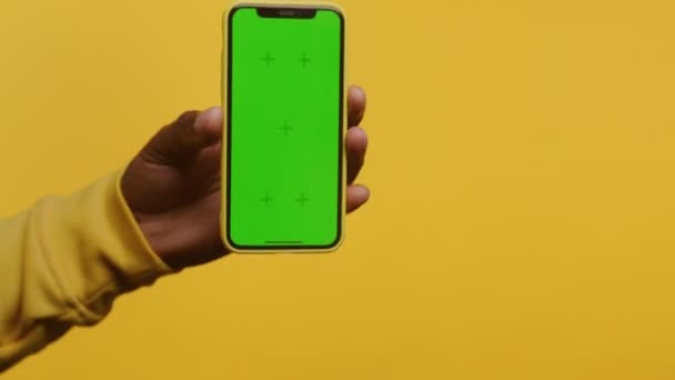 Gros Plan Une Main Tenant Smartphone Avec Écran Vert Isolé — Video