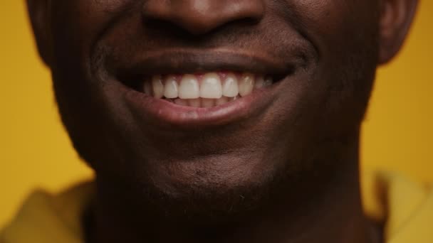 Крупный План Портрета Веселого Молодого Человека Улыбающегося Сосредоточенного Зубах Ярко — стоковое видео