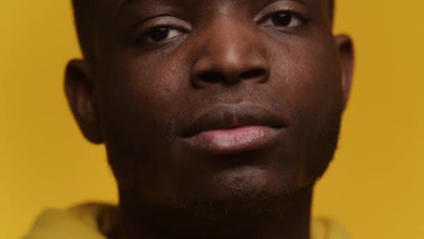 Detailní Portrét Seriózního Mladého Muže Soustředěným Intenzivním Výrazem Prostém Žlutém — Stock video