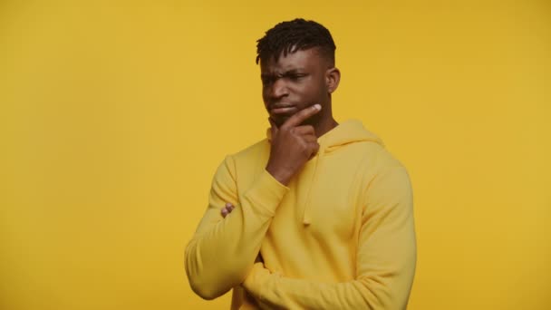 Retrato Jovem Africano Com Capuz Amarelo Profundamente Pensado Com Mão — Vídeo de Stock