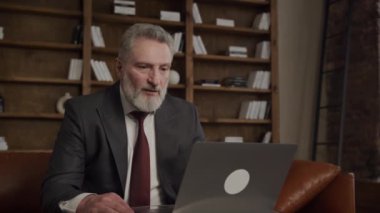 Ofisteki Dizüstü bilgisayarla Görüntü Konuşan Odaklanmış Son Sınıf Öğrencisi