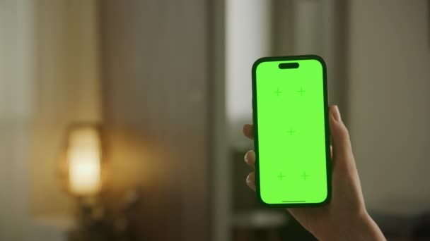 Close Uma Mão Segurando Smartphone Com Uma Tela Verde Espaço — Vídeo de Stock