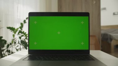 Yeşil Krom Anahtar Ekranlı Dolly Zoom Laptop Parlak Ofiste Beyaz Masa