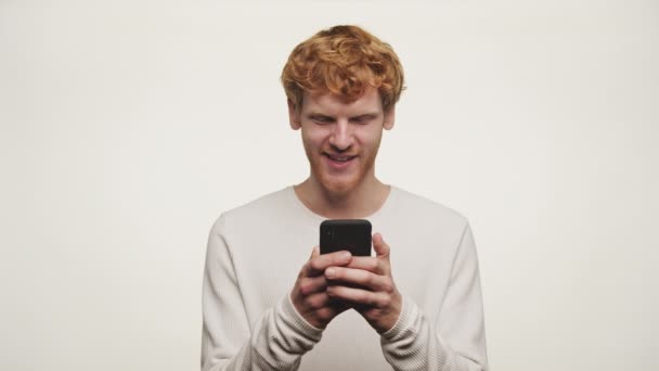 Lähikuva Nuori Punapää Mies Näyttää Turhautunut Huolissaan Kun Käytät Älypuhelinta — kuvapankkivideo