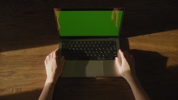 Overhead View Hands Resting Laptop Featuring Green Screen Set Wooden — Vídeo de Stock